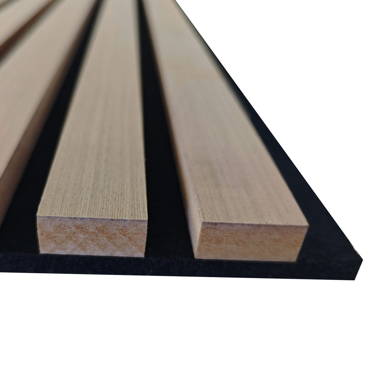 Panneaux acoustique décoratif tasseaux bois finition chêne clair absoption sonore NRC 0,7