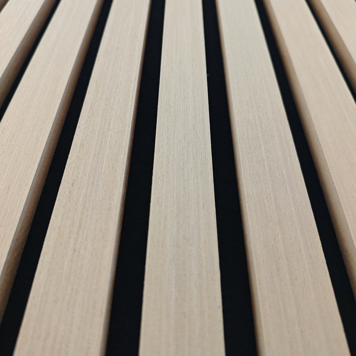 Panneaux acoustique décoratif tasseaux bois finition chêne clair absoption sonore NRC 0,7