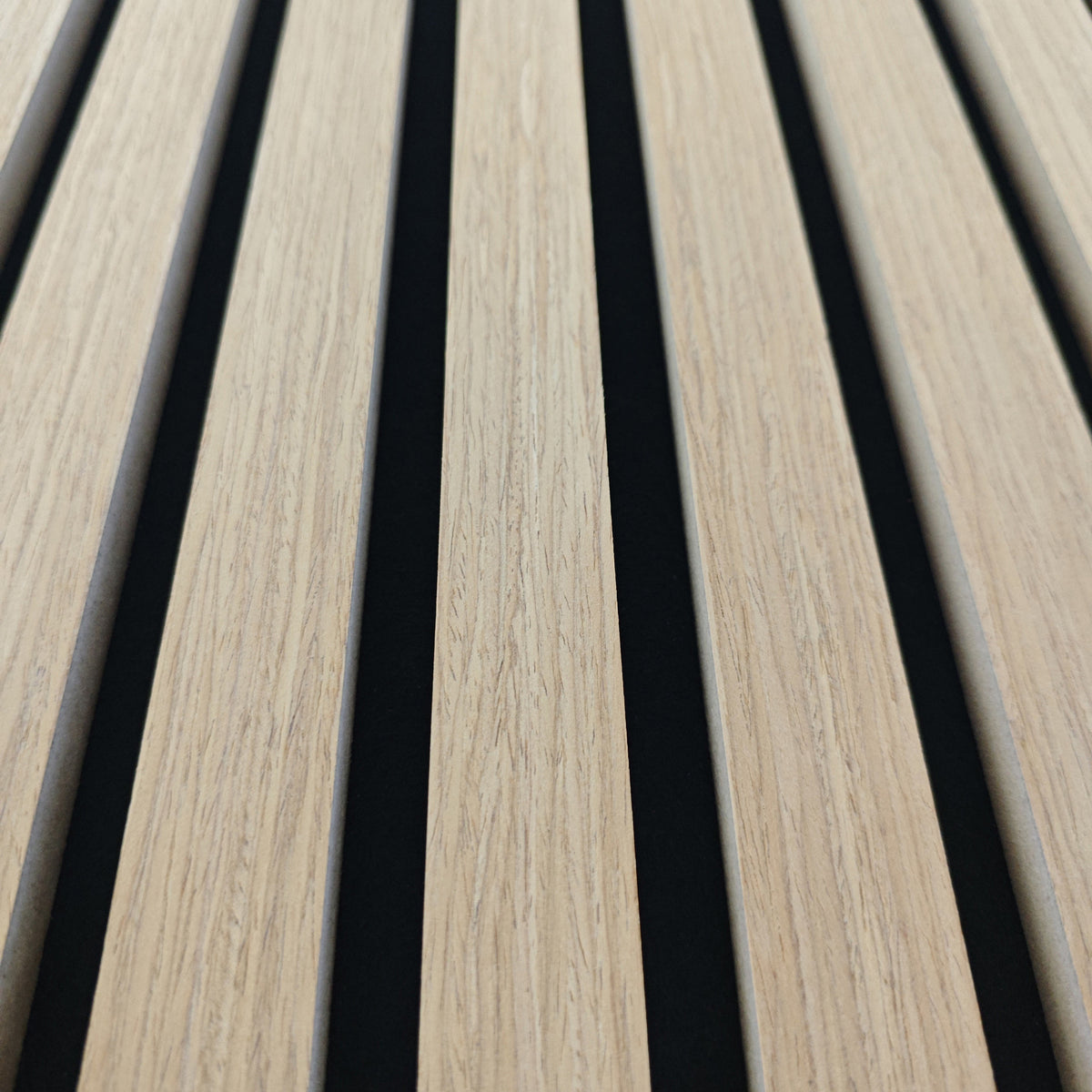 Panneaux acoustique décoratif tasseaux bois finition chêne foncé absoption sonore NRC 0,7