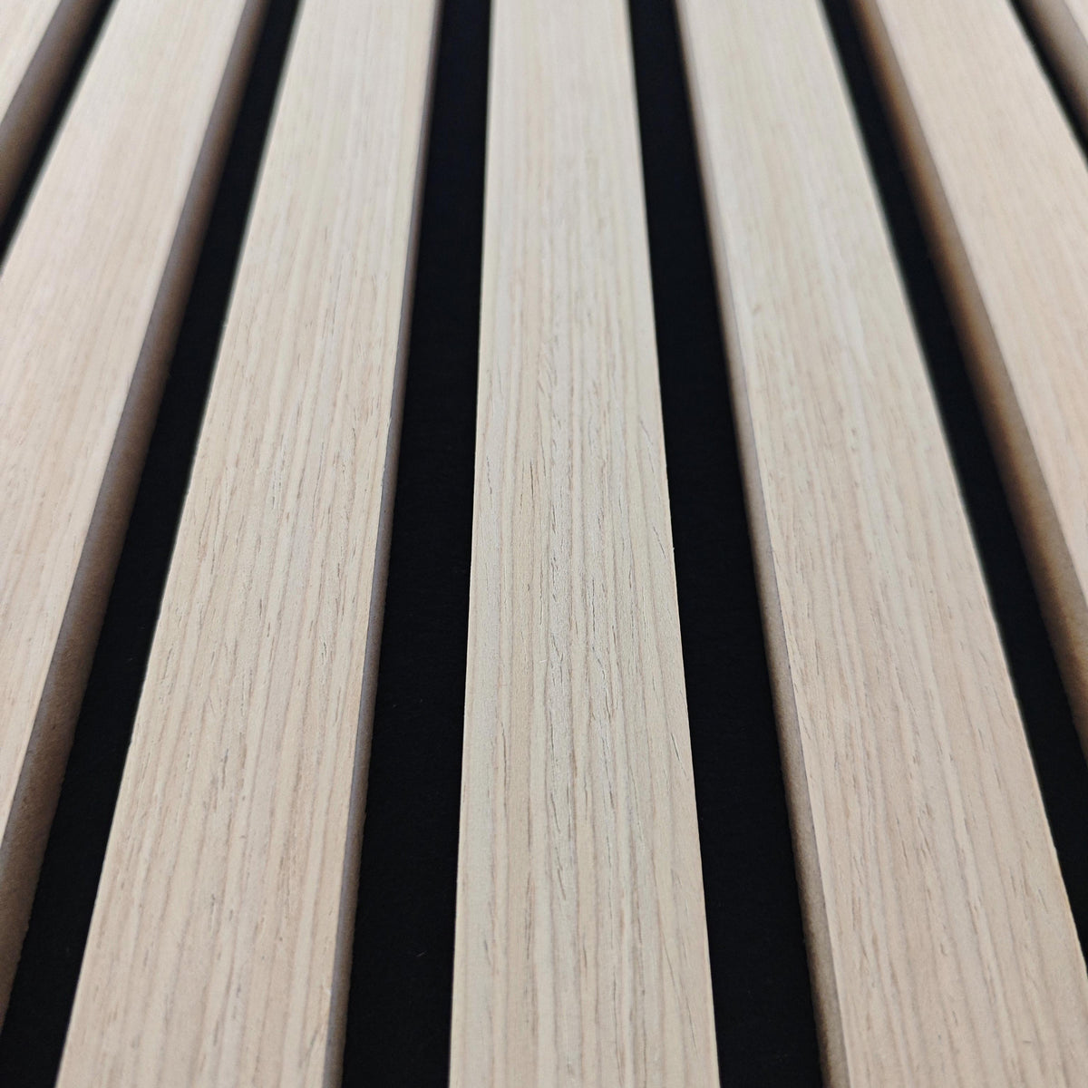 Panneaux acoustique décoratif tasseaux bois finition chêne naturel absoption sonore NRC 0,7